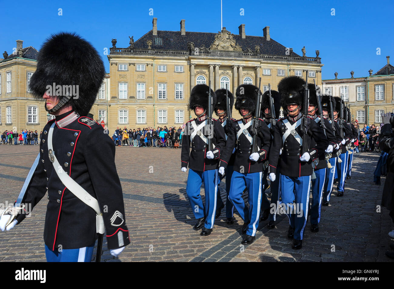 Ändern der Wachablösung am Schloss Amalienborg, Kopenhagen, Dänemark Stockfoto