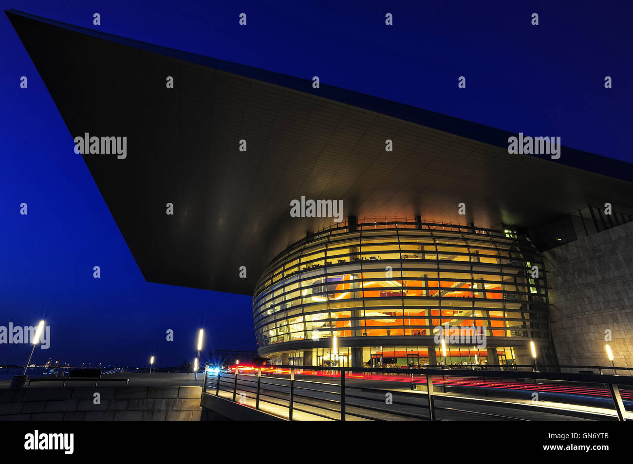 Nachtansicht des Opernhauses Copenhagen, Kopenhagen, Dänemark Stockfoto