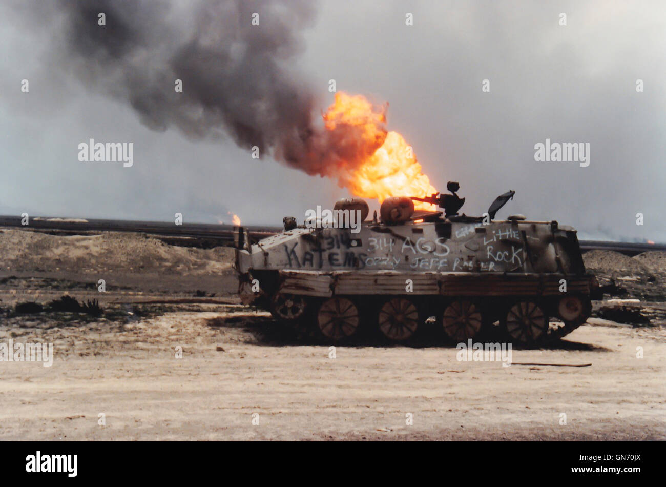 Kuwait-Stadt, Kuwait - April 1991: Beschädigte Panzer unterwegs mit brennenden Öl Feuer von Persischer Golf-Krieg. Stockfoto