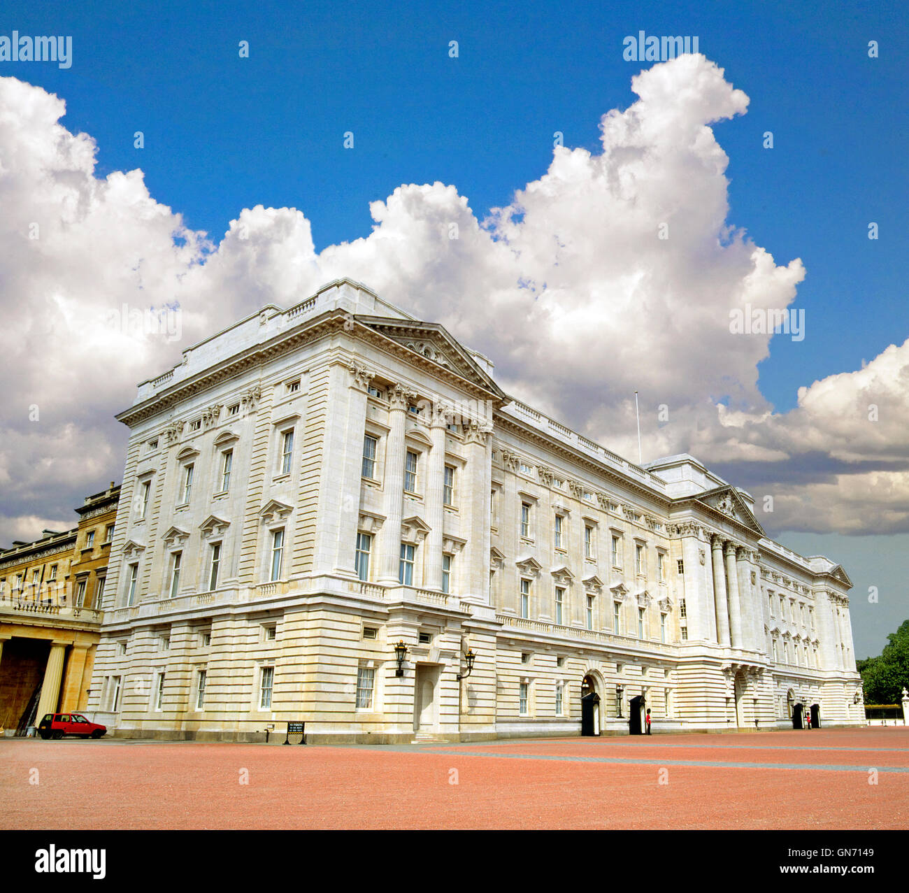 Vorderansicht des Buckingham Palace, Heimat der königlichen Familie und der Königin von England, Queen Elizabeth II., in London, England. Stockfoto