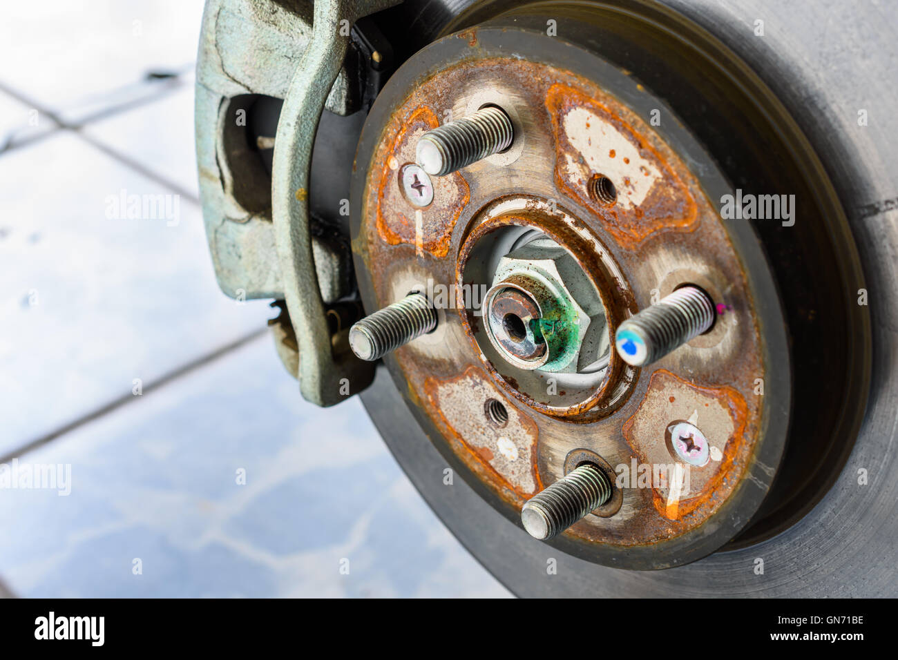 hautnah und detail rostigen Bremsscheibe des Rades Stockfoto