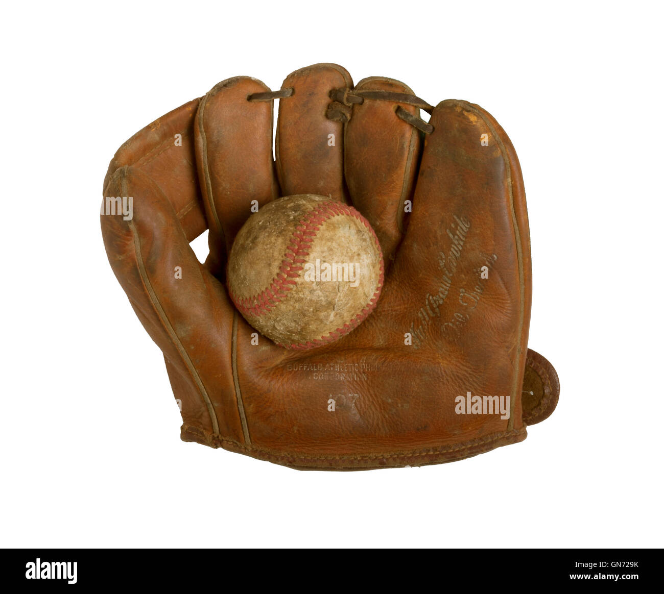 Antike behandschuhten Baseball Handschuh mit einem Baseballschläger auf weißem Hintergrund Stockfoto