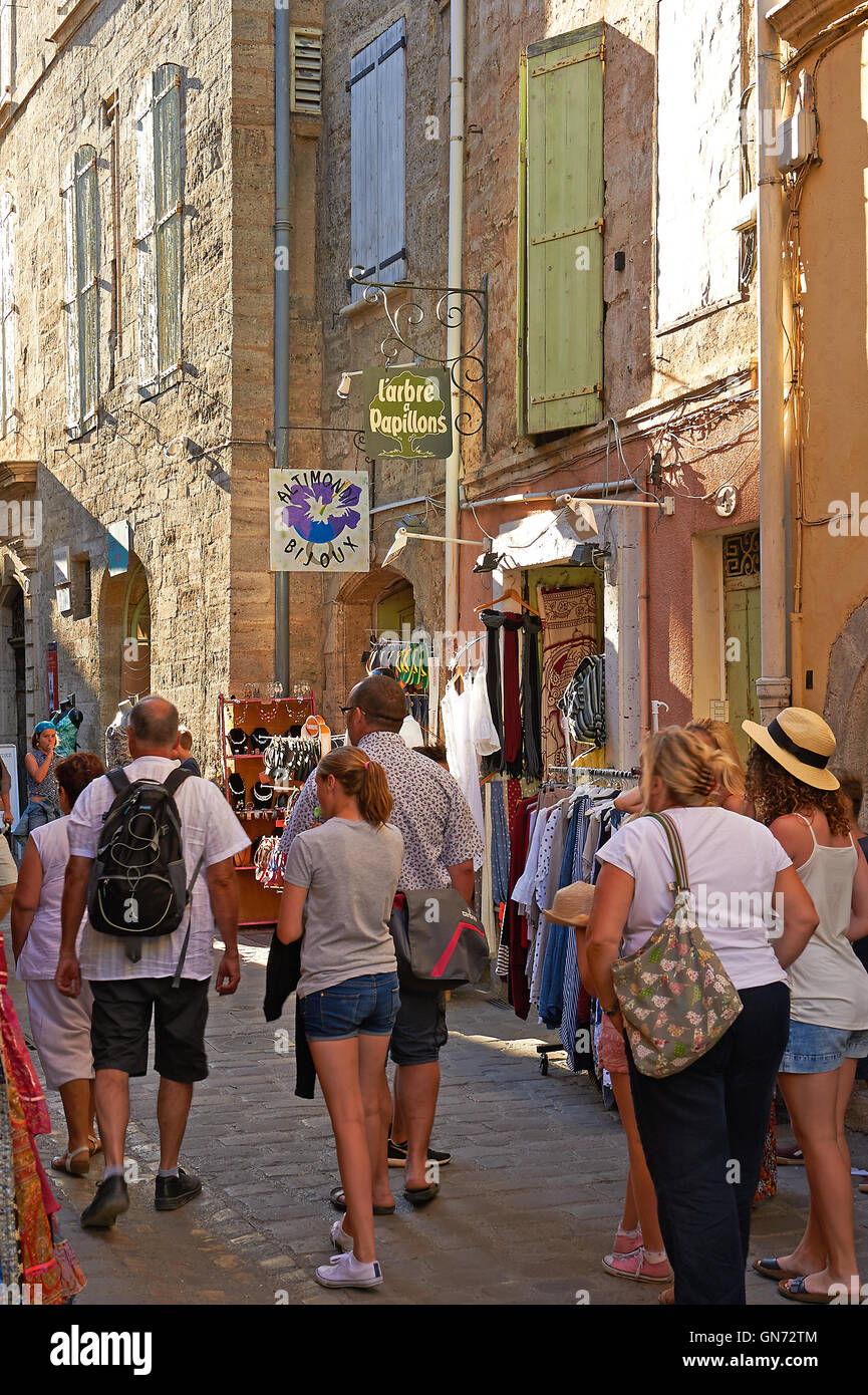 Touristen zu Fuß durch die engen Gassen von Pezenas im Departement Hérault. Stockfoto