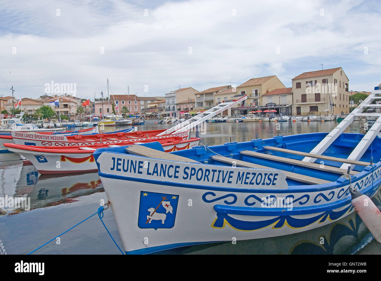 Joust Boote im Hafen von Meze auf dem Etang de Thau im Departement Hérault. Stockfoto