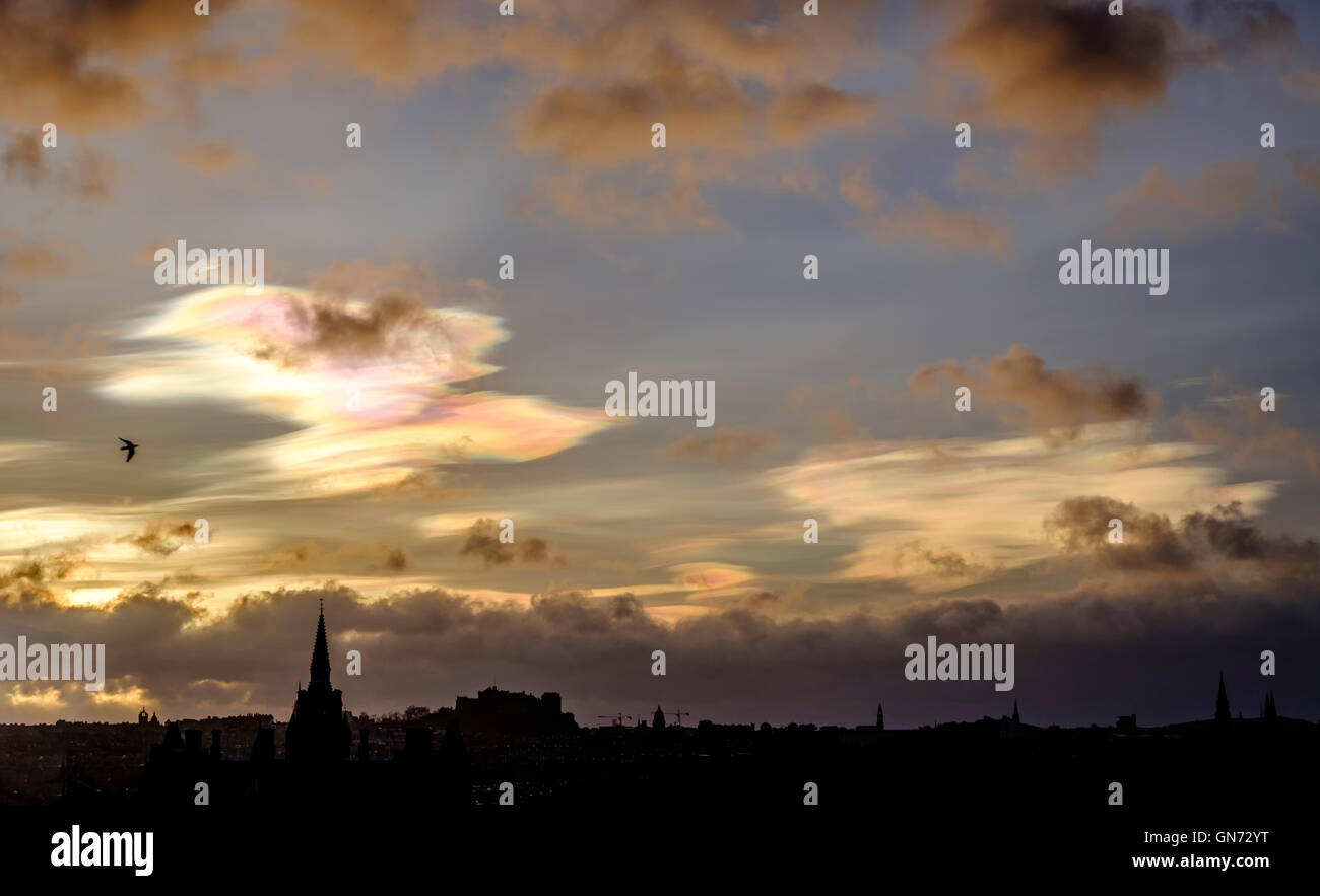 Seltenes Ereignis als Nacreous Wolken Farben am frühen Morgenhimmel in Edinburgh, Schottland Stockfoto