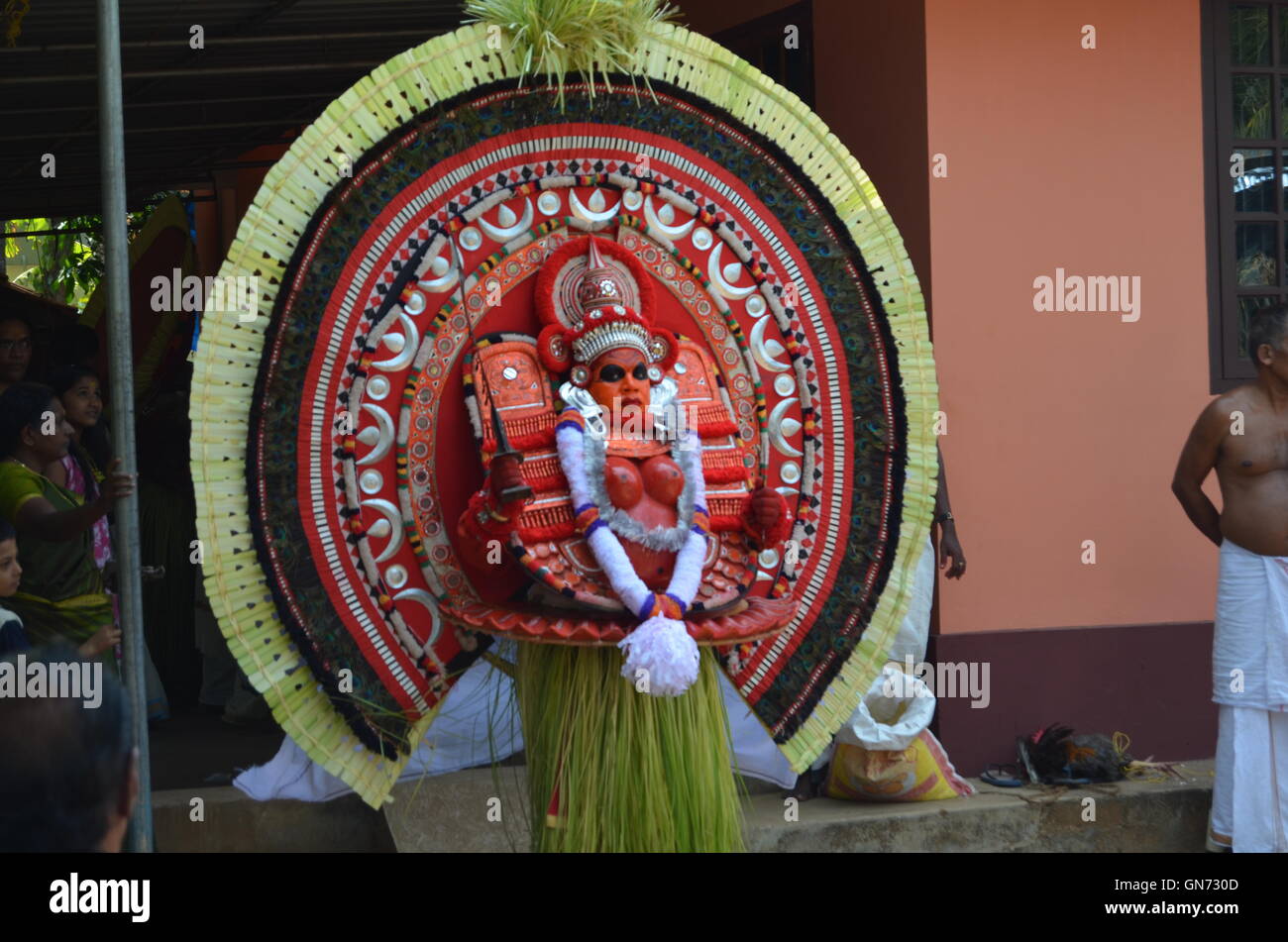 Theyyam-It ist ein ritueller Tanz im Norden Kerala oder die einstigen Kolathunadu beliebt. Theyyam umfasst Musik, Tanz und Pantomime. Stockfoto