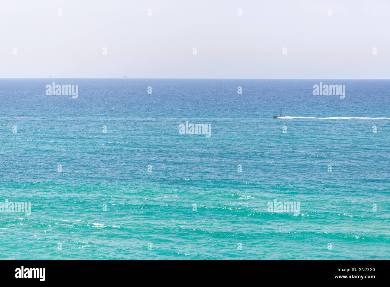 Seascape, schwimmende Motorboot am blauen Meer Stockfoto