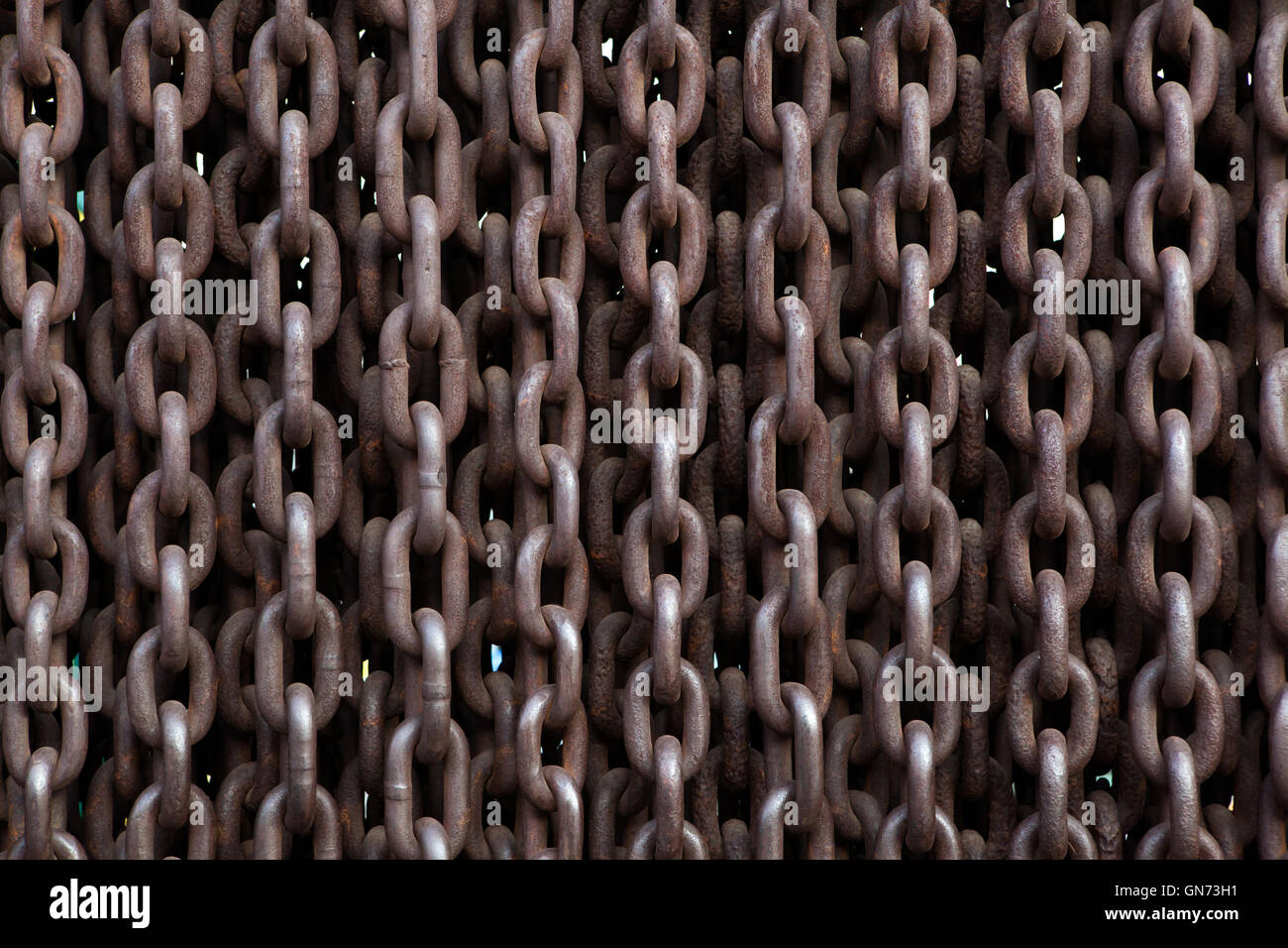 Eisernen Vorhangs Denkmal neben dem Haus des Terrors in Budapest, Ungarn. Stockfoto