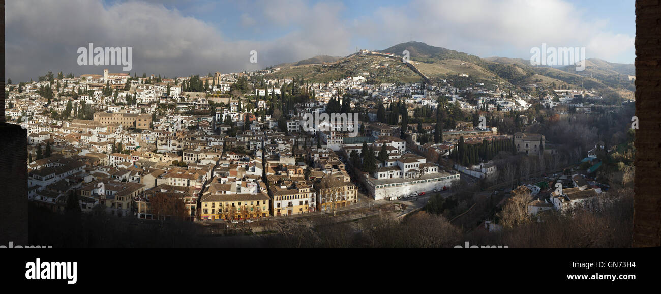 Panorama der Bezirk El Albayzin in Granada, Andalusien, Spanien, die Nasridenpaläste in der Alhambra abgebildet. Stockfoto