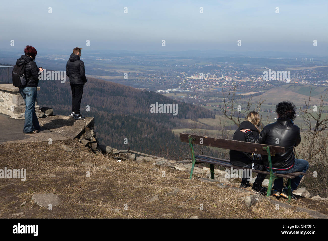 Touristen auf dem Gipfel des Mount Lausche (793 m) im Lausitzer Gebirge an der Grenze zwischen Deutschland und der Tschechischen Republik. Stockfoto
