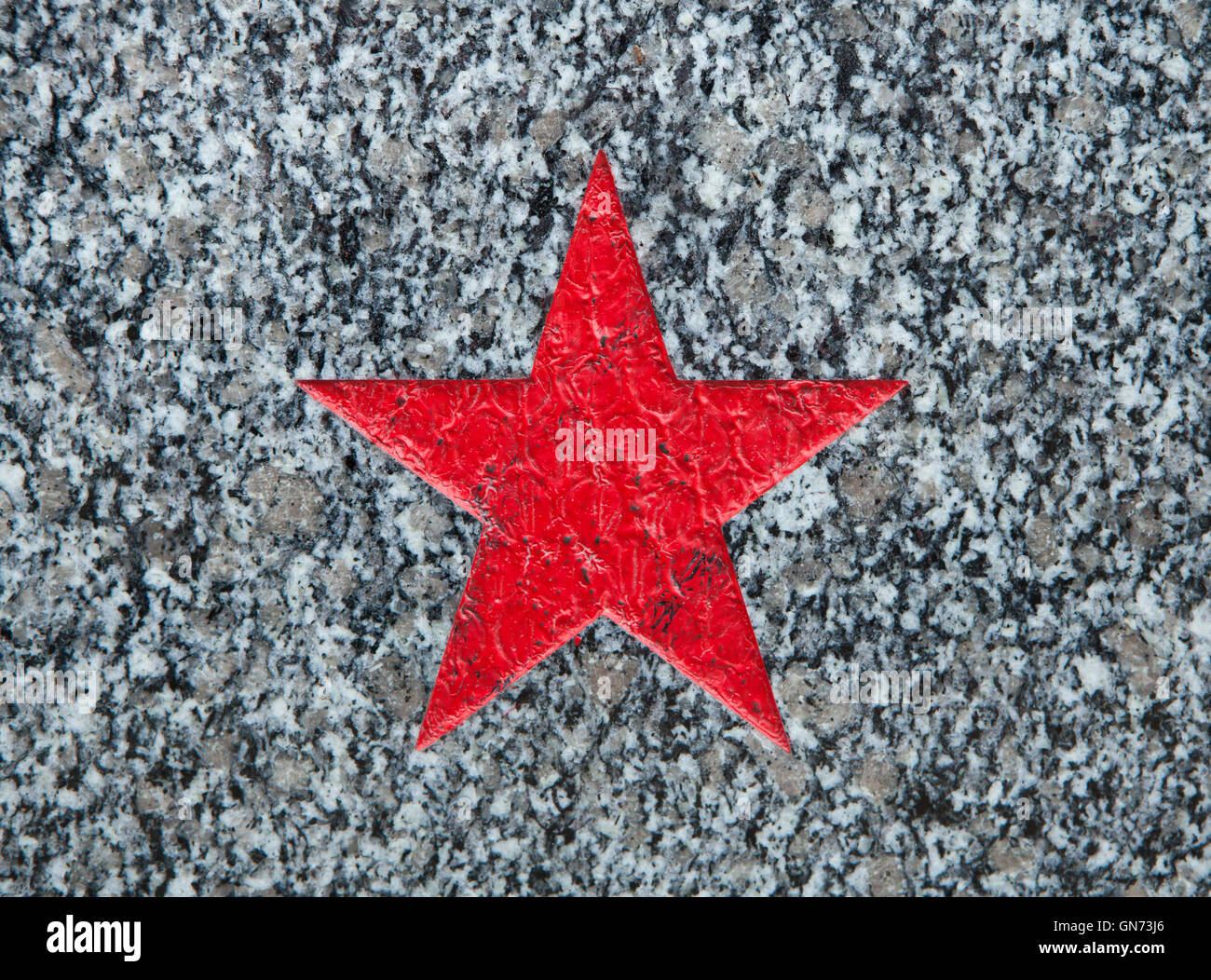 Roter Stern abgebildet auf das Sowjetische Ehrenmal auf dem Friedhof der Stadt in Roudnice nad Labem in Mittelböhmen, Tschechien. Stockfoto