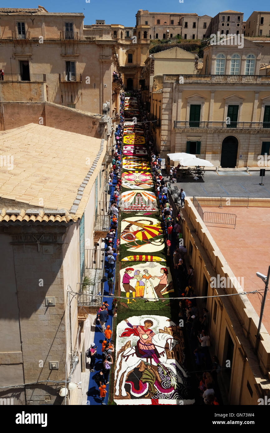 Das Blumenfest Infiorata in Noto, via Nicolaci, Noto, Sizilien, Italien Stockfoto