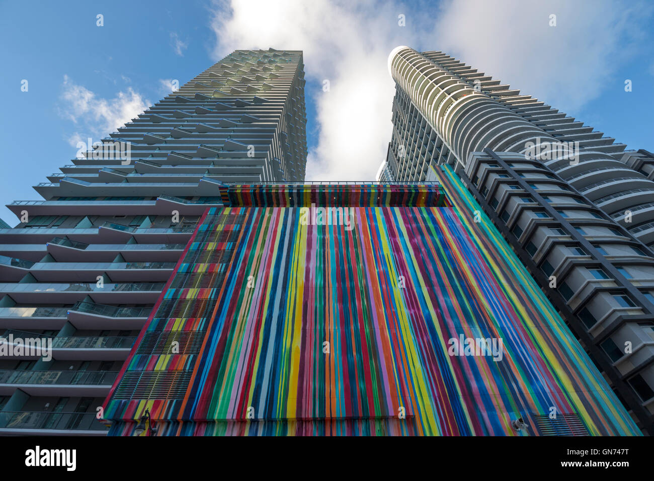 TROPFEN SIE FARBE WANDBILD (© MARKUS LINNENBRINK 2016) SLS BRICKELL STADTZENTRUM WOLKENKRATZER DOWNTOWN MIAMI FLORIDA USA Stockfoto