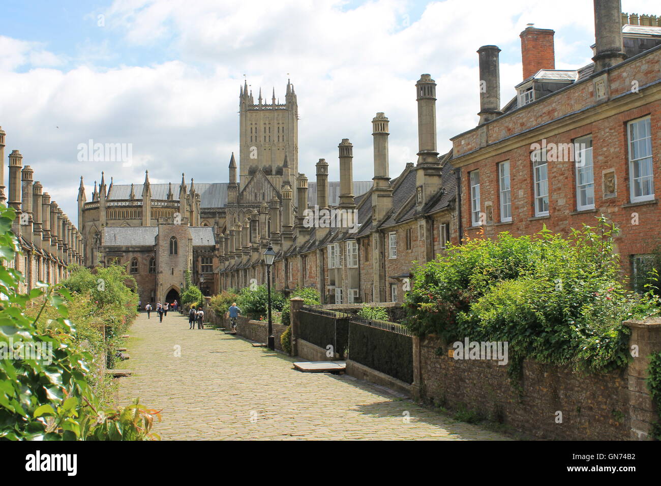 Pfarrer in der Nähe, West-Seitenansicht dieser mittelalterlichen gepflasterten Straße, Blick nach Süden in Richtung der Kathedrale, Wells, Somerset, England, UK Stockfoto