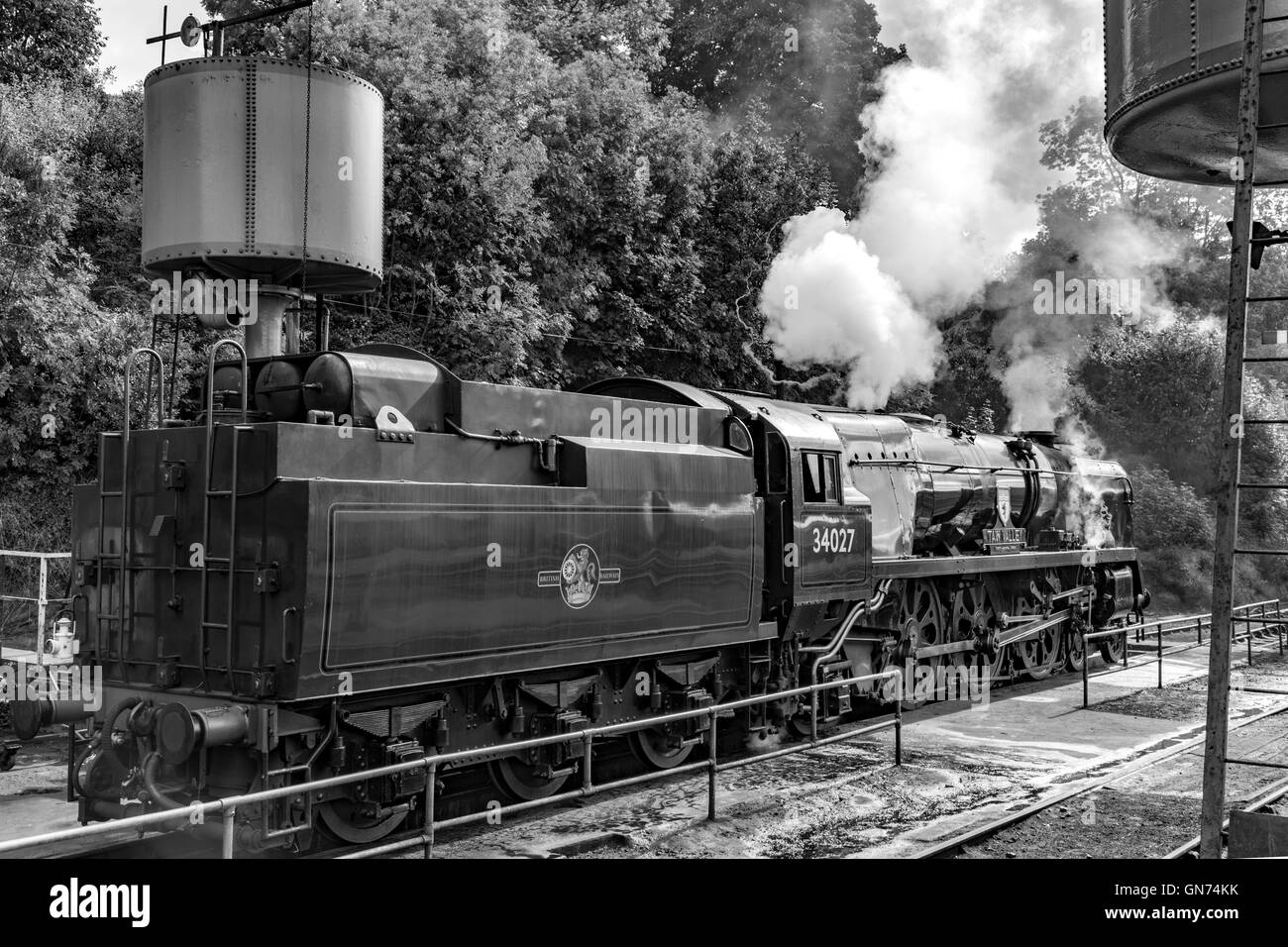 Dampfzug auf der Severn Valley Railway in Monochrom bei Bewdley Bahnhof, Worcestershire, England, UK Stockfoto