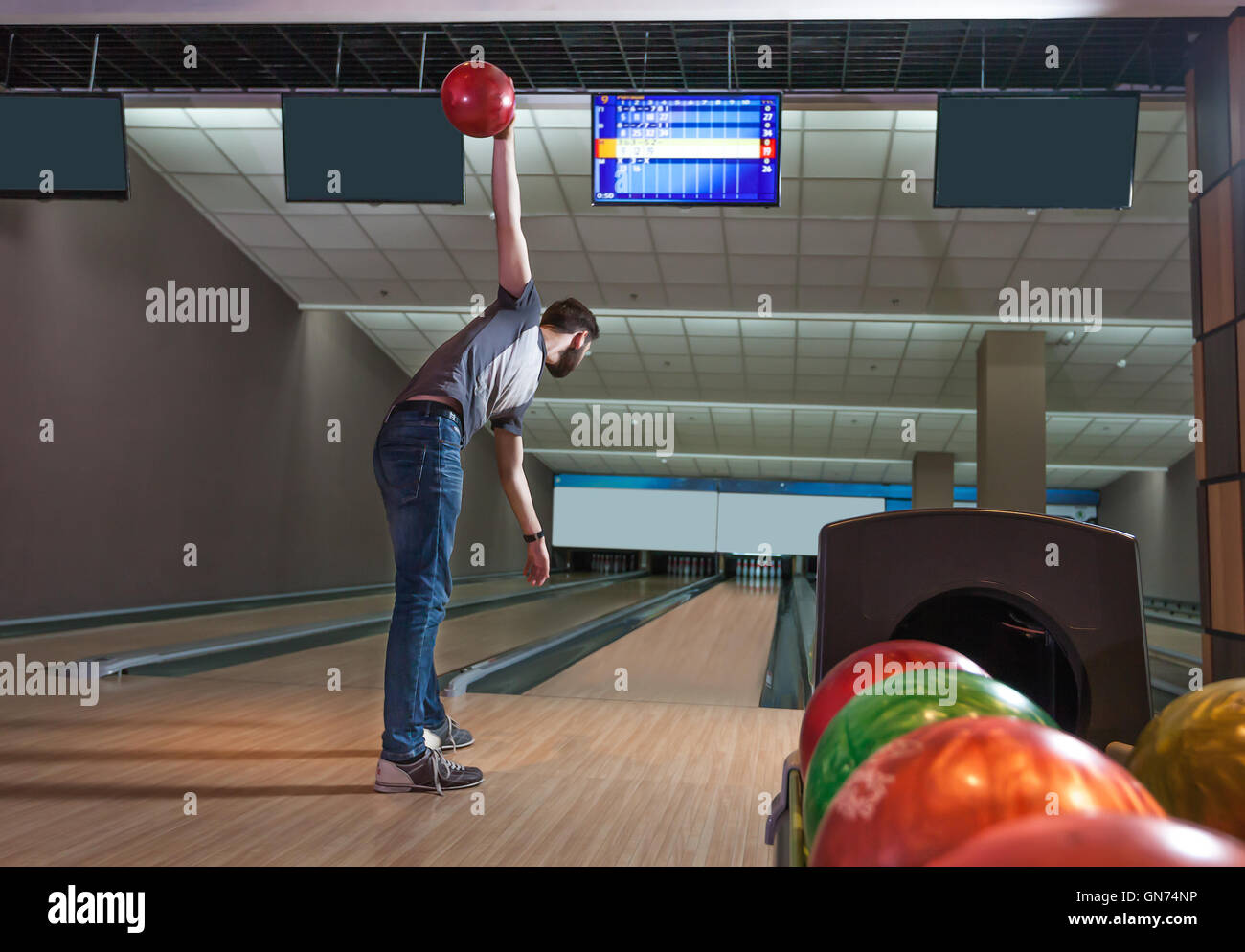 Man spielt bowling Stockfoto