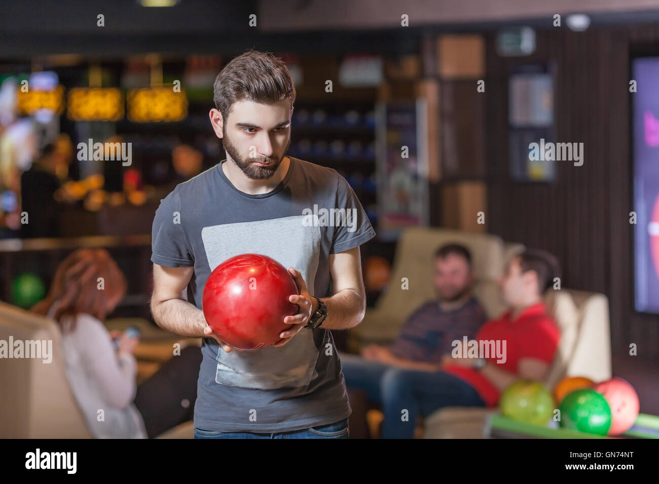 Mann mit Bowling-Kugel Stockfoto