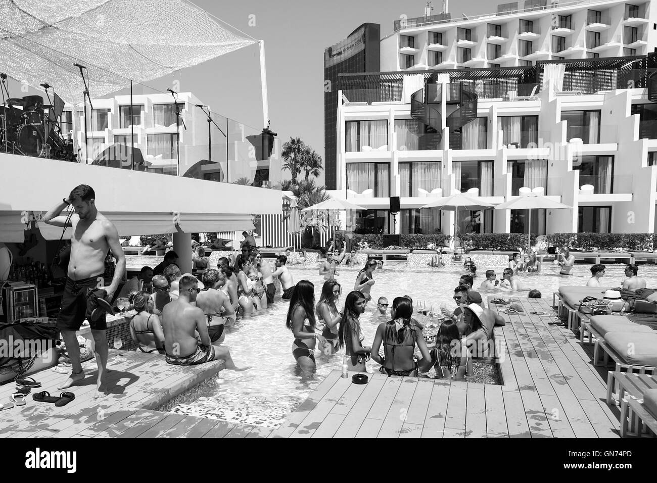 Pool-Party und am Pool im Hard Rock Hotel in Ibiza. High-End-Resort für die jüngere Generation, die gerne feiern und entspannen. Stockfoto