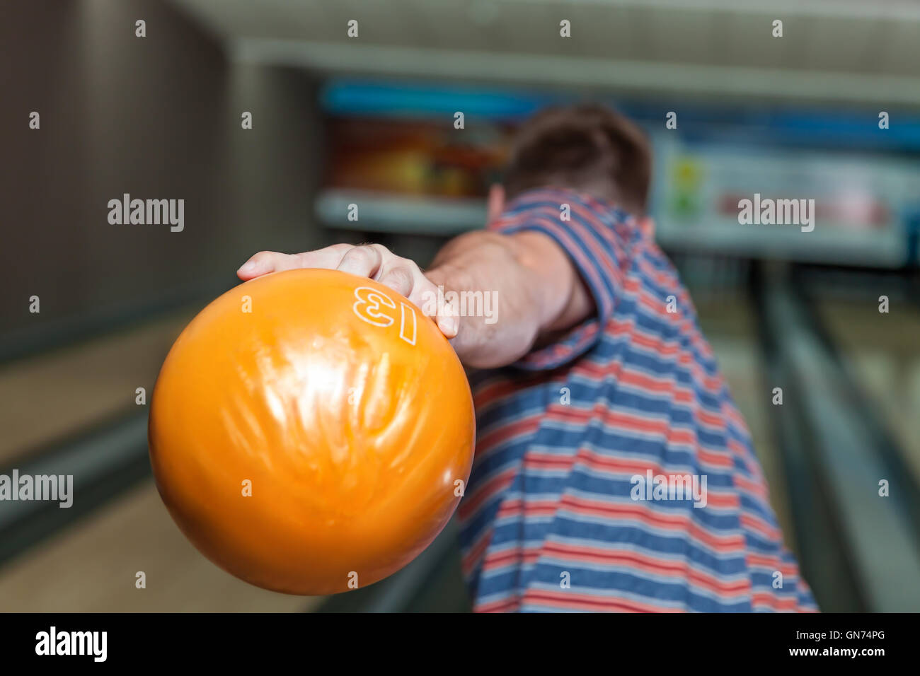 Man spielt bowling Stockfoto