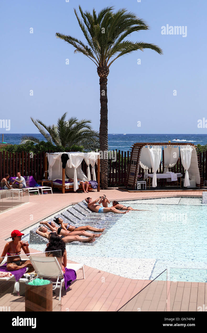 Pool Party Und Am Pool Im Hard Rock Hotel In Ibiza High End Resort Fur Die Jungere Generation Die Gerne Feiern Und Entspannen Stockfotografie Alamy