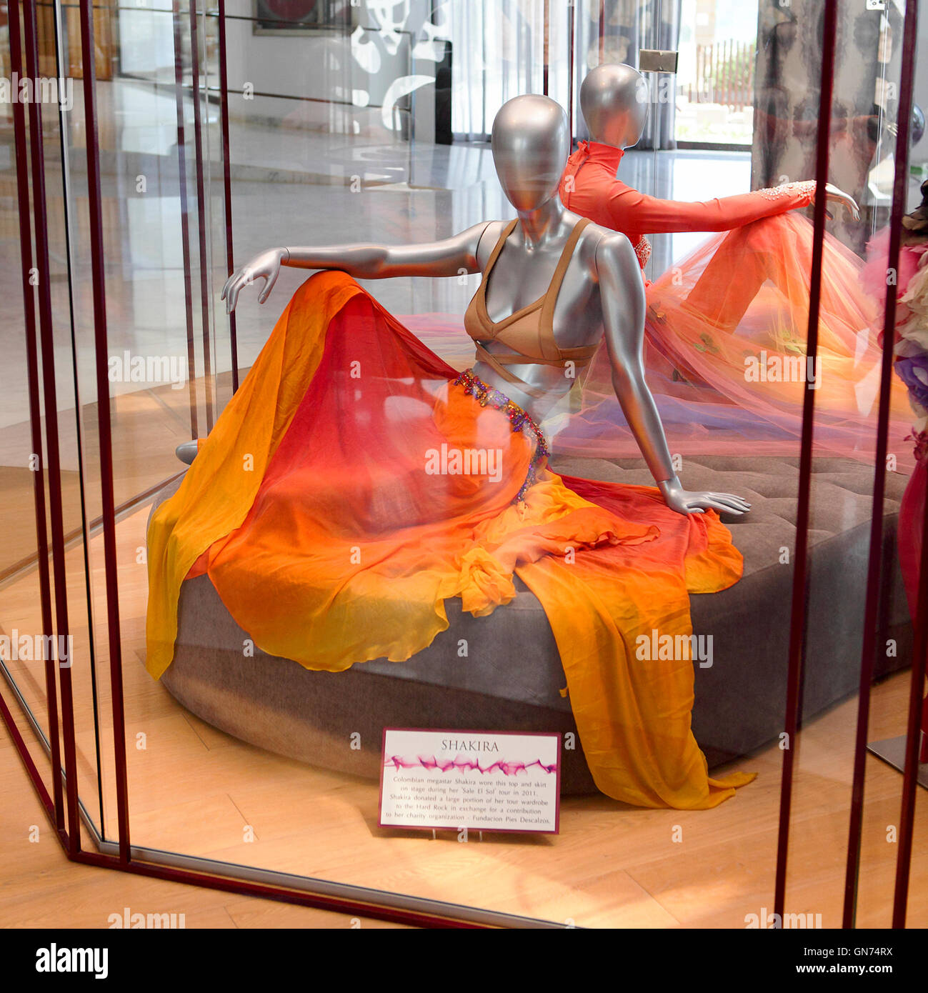 Erinnerungsstücke aus der Popindustrie, gesehen hier in Farbe im Hard Rock Hotel ist ein Outfit getragen von Shakira in 2011. Stockfoto