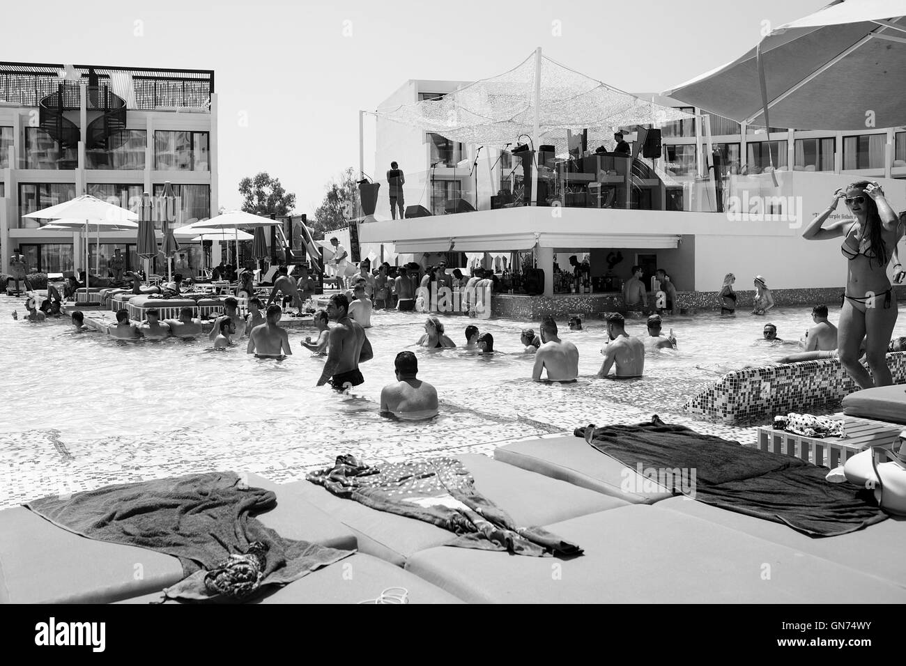 Pool-Party und am Pool im Hard Rock Hotel in Ibiza. High-End-Resort für die jüngere Generation, die gerne feiern und entspannen. Stockfoto