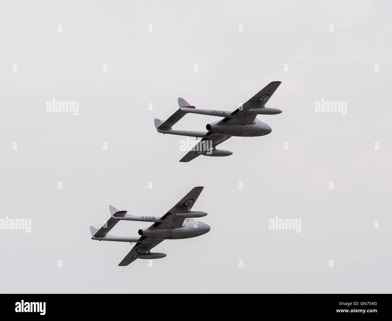 Zwei de Havilland Vampire Kreisen über Dunsfold Flugplatz Stockfoto