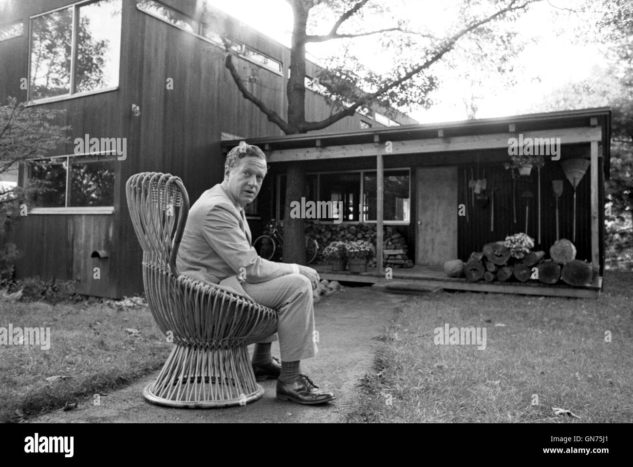 Architekt Ben Thompson, vor seinem Haus an 40 Moon Hill Road, Lexington, Massachusetts, 1964. Stockfoto