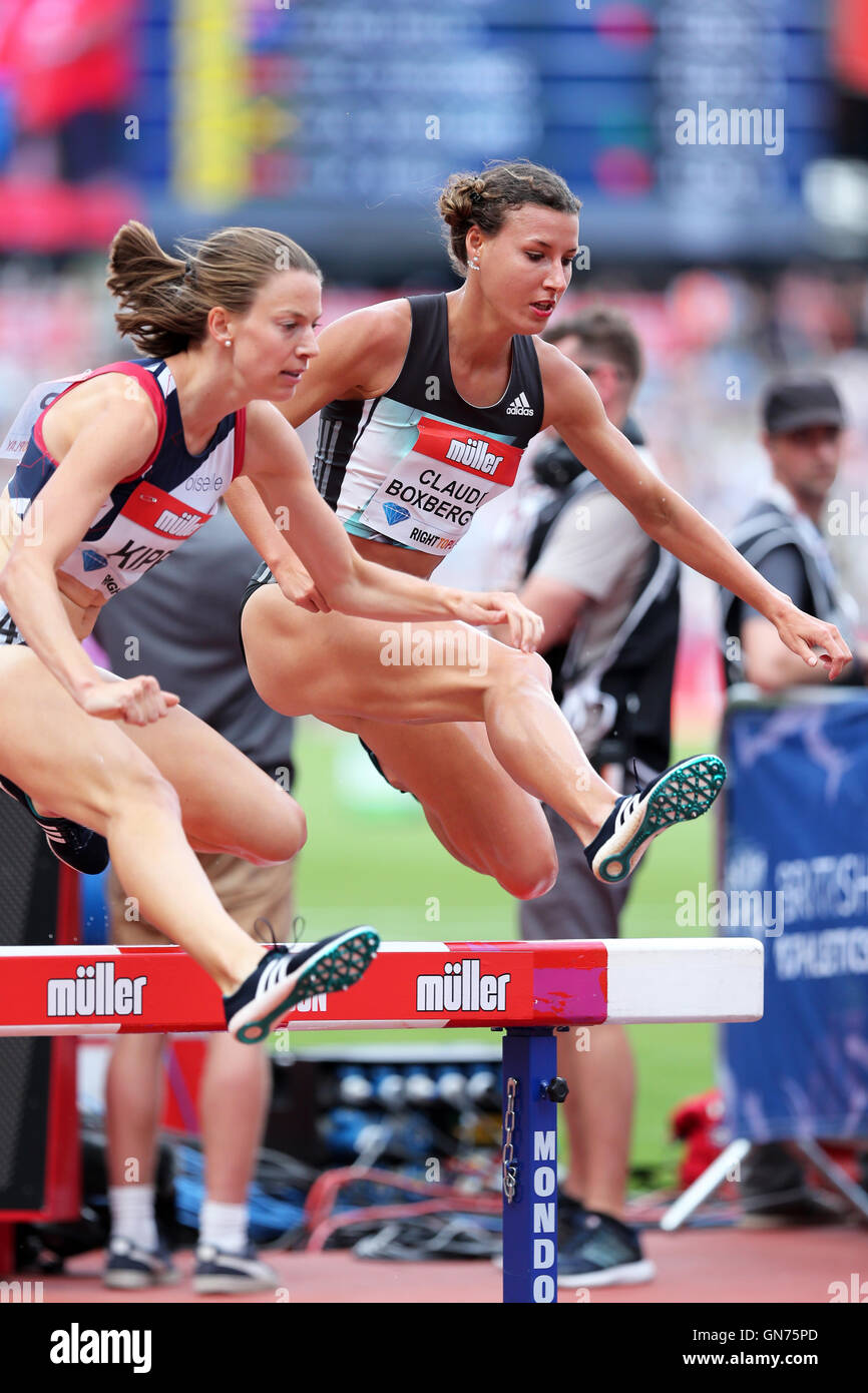 Die athleten treten auf dem 3000 meter hindernisrennen der frauen an ...