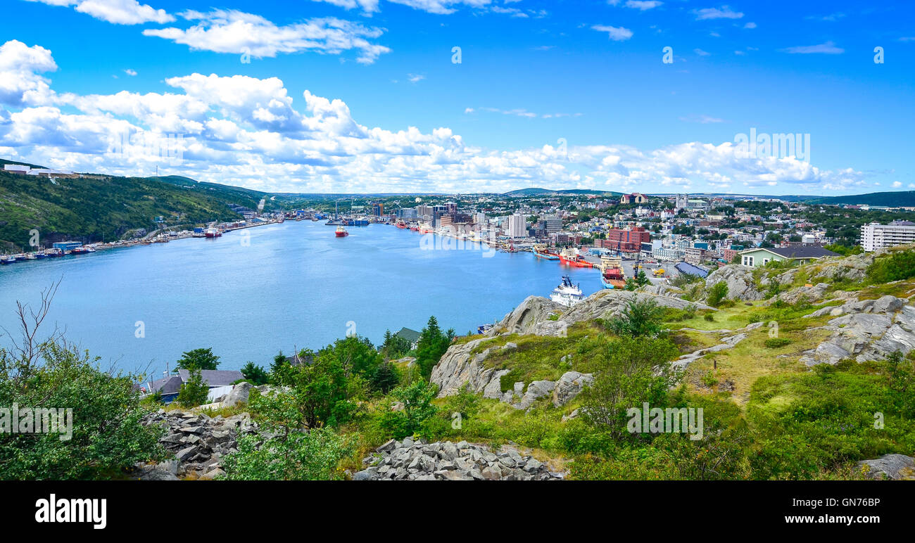 Panoramablick mit Bucht blauen Sommerhimmel Tag mit geschwollenen Wolken über den Hafen und die Stadt von St. John's Neufundland, Kanada. Stockfoto