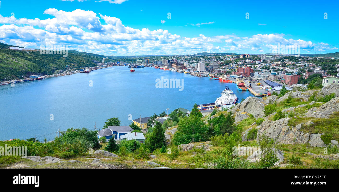 Panoramablick mit Bucht blauen Sommerhimmel Tag mit geschwollenen Wolken über den Hafen und die Stadt von St. John's Neufundland, Kanada. Stockfoto