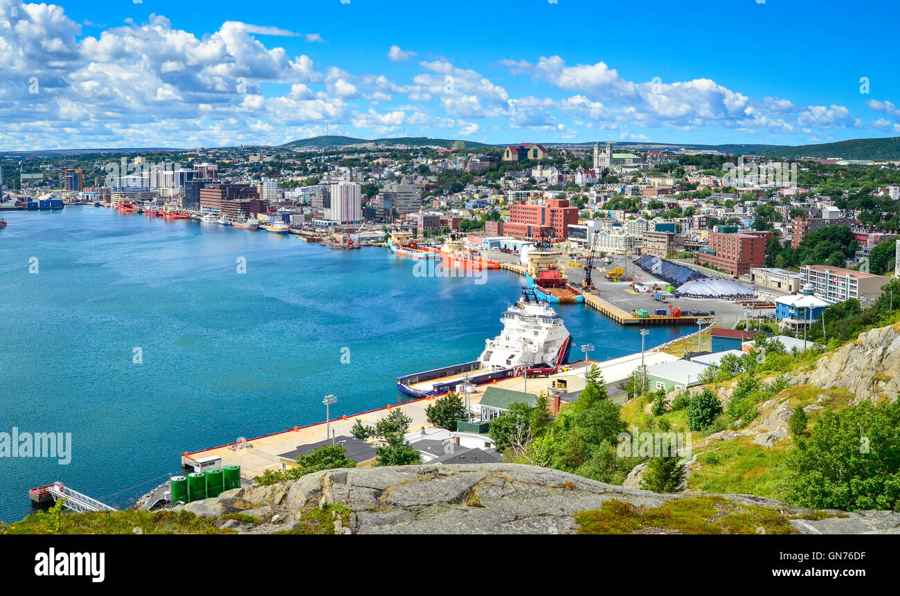 Panoramablick mit Bucht blauen Sommerhimmel Tag mit geschwollenen Wolken über den Hafen und die Stadt von St. John's Neufundland, Kanada. Stockfoto