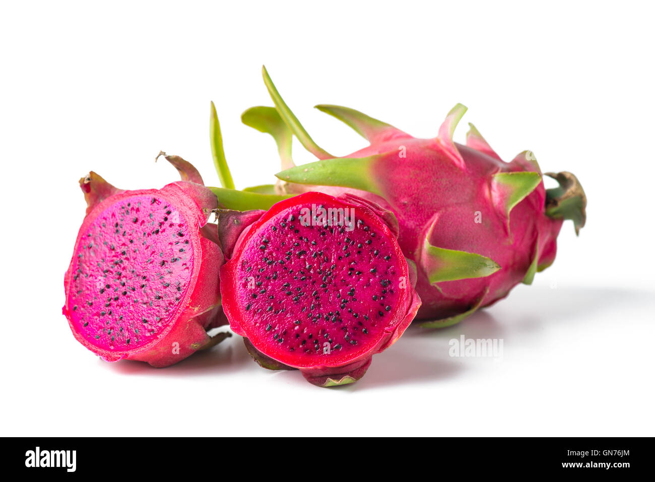 in Scheiben geschnittene Drachenfrucht isoliert auf weiss Stockfoto