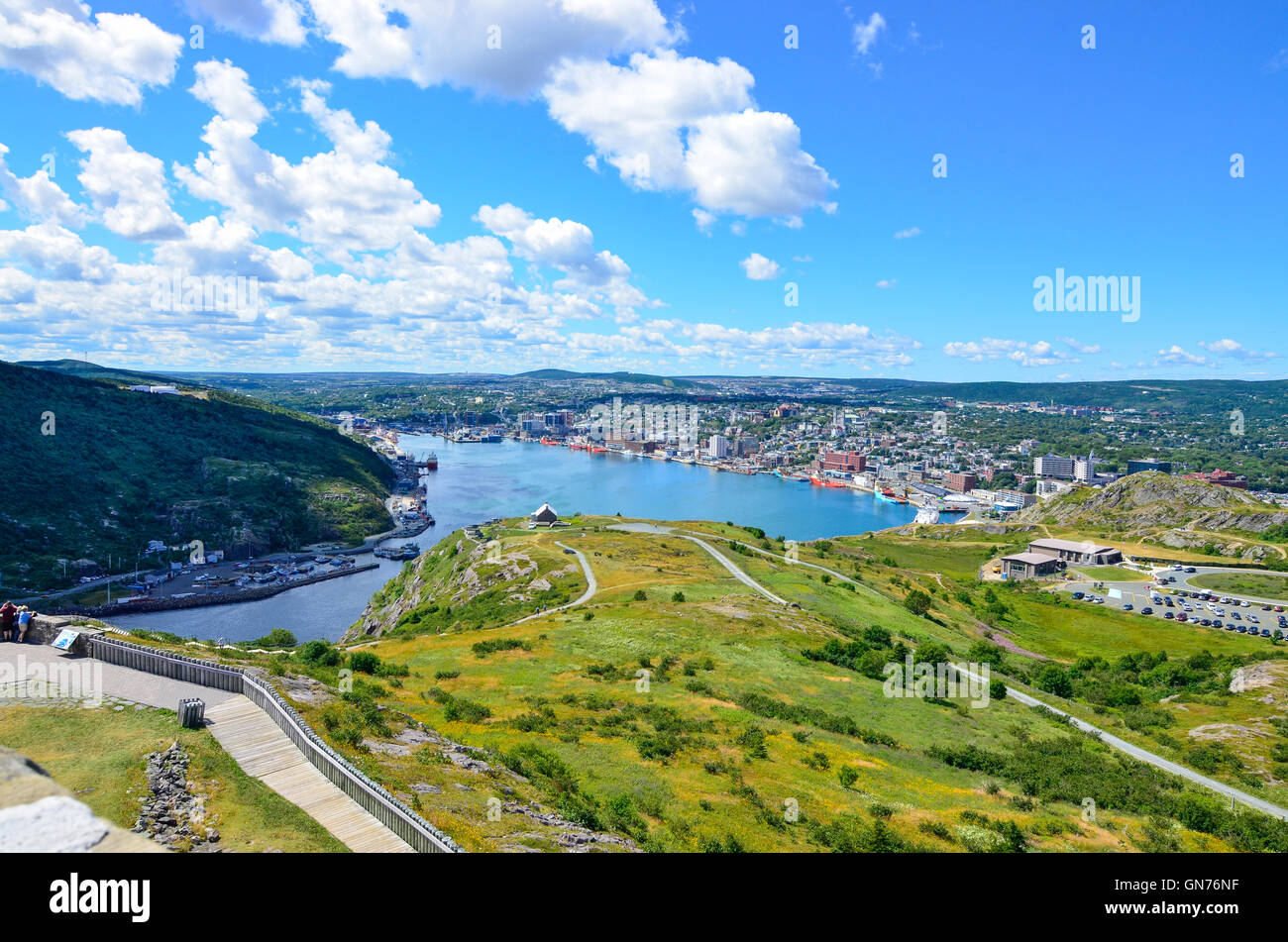 Panoramablick mit Bucht blauen Sommerhimmel Tag mit geschwollenen Wolken über den Hafen und die Stadt von St. John's Neufundland, Kanada. Stockfoto