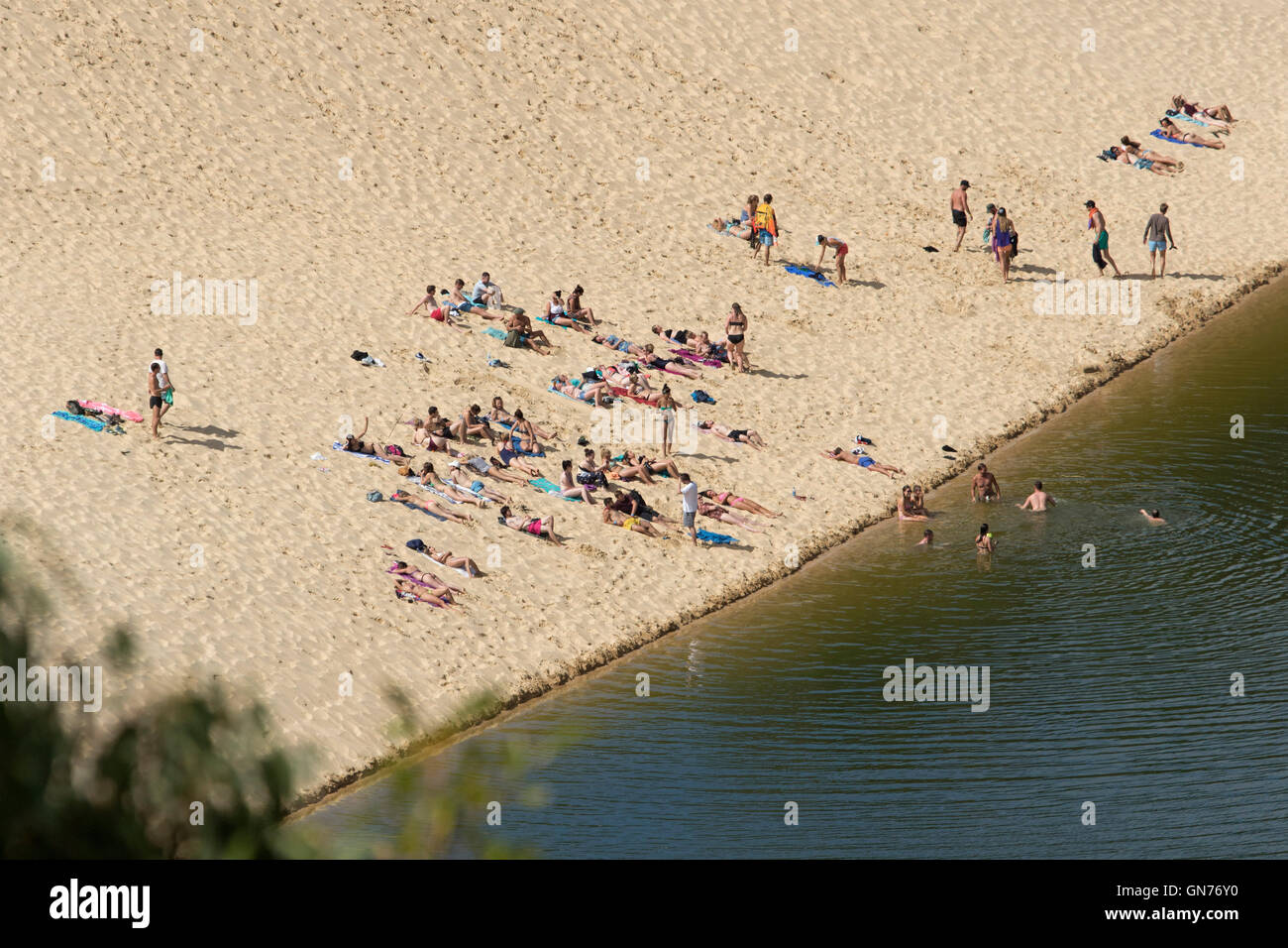 Masse der Touristen am Sand Hammerstone Sandblow entspannen und Schwimmen im dunklen Wasser des Lake Wabby auf Fraser Island Australien Stockfoto