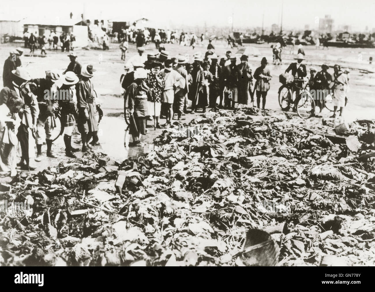 Leichen werden für Feuerbestattung in Yokohama gesammelt. Das Kanto-Erdbeben geschah am 1. September 1923 auf der Hauptinsel Honshu und Yokohama und Hauptteile von Tokio zerstört. | weltweite Nutzung Stockfoto