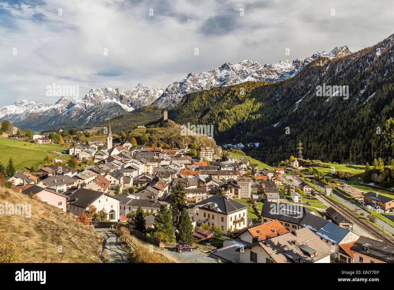 Anzeigen von Ardez Dorf umgeben von Wäldern und schneebedeckten Gipfeln Unterengadin Kanton Graubünden Schweiz Europa umgeben Stockfoto