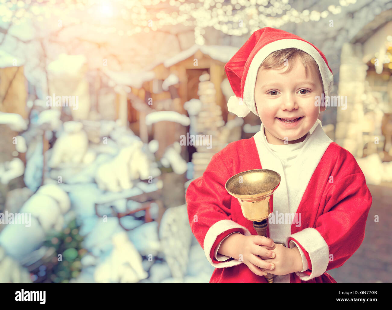 Kind Santa Claus mit Ball Stockfoto