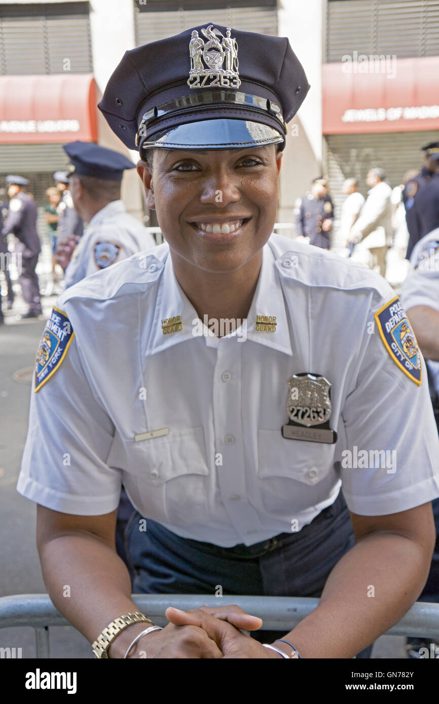 Eine schöne Polizistin auf Streife in der 2016 Pakistan Day Parade auf der Madison Avenue. in Manhattan, New York City. Stockfoto