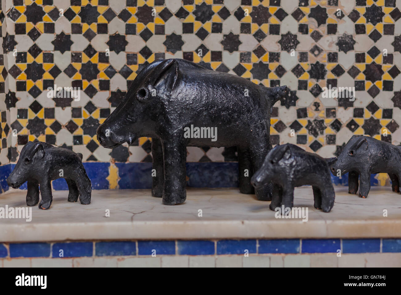 Dekorative kleine Wildschweine, die in einer Reihe angeordnet Stockfoto