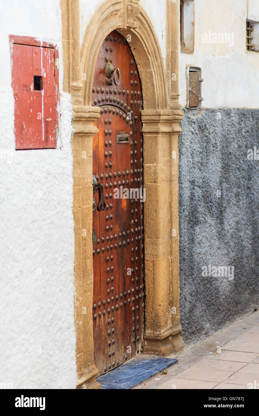 Typisch marokkanischen Stil Haupteingang von der Straße mit massiven dekorative Tür Stockfoto