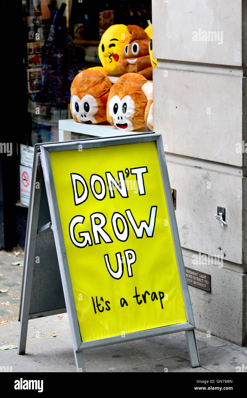 London England, UK. 'Grow Up nicht - es ist A Trap' Zeichen vor einem Geschäft Stockfoto