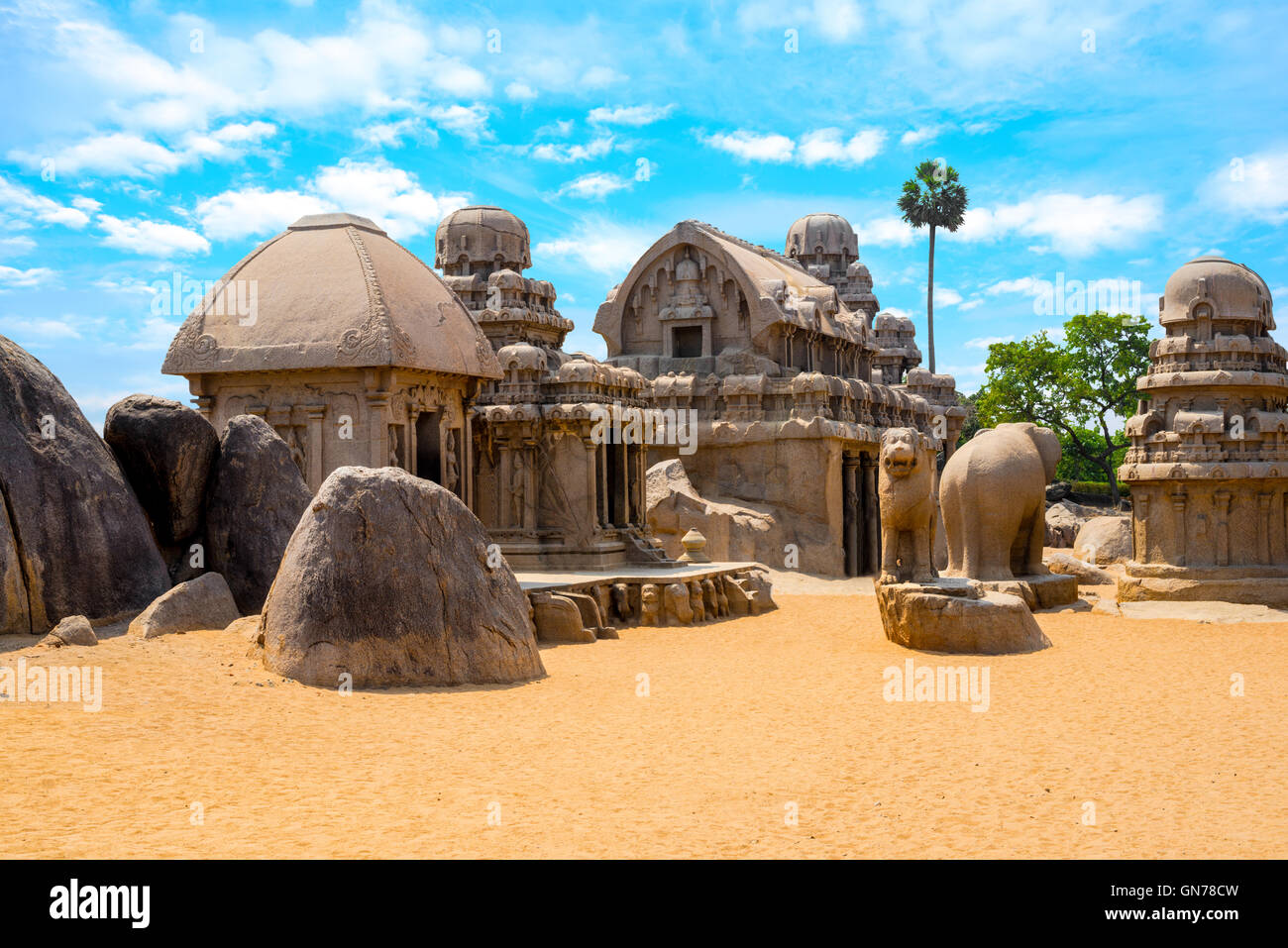 Altindischen Hindu monolithischen Felsen gehauene Architektur Pancha Rathas - fünf Rathas, Mahabalipuram, Tamil Nadu, Südindien Stockfoto