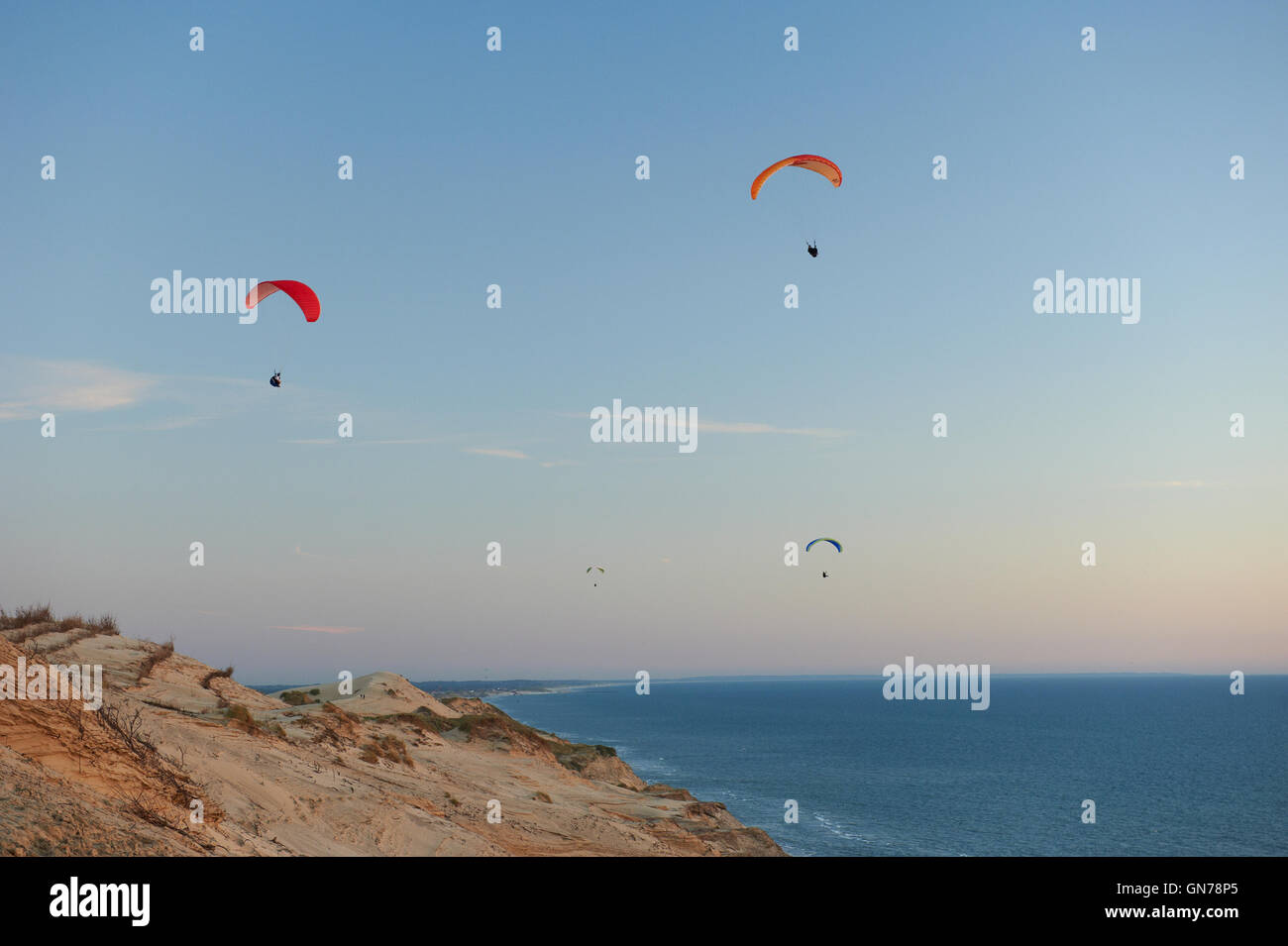 Gleitschirme am Rubjerg Knude Leuchtturm, Loenstrup, Dänemark Stockfoto