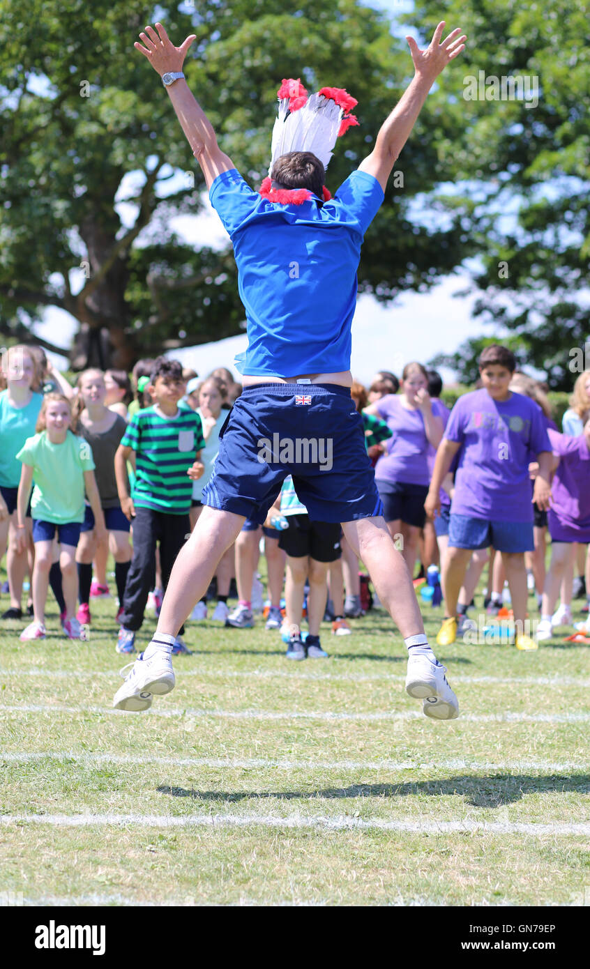 Gute Lehrer, Schulleiter Grundschule bekommen die Kinder motiviert für Sporttag Stockfoto