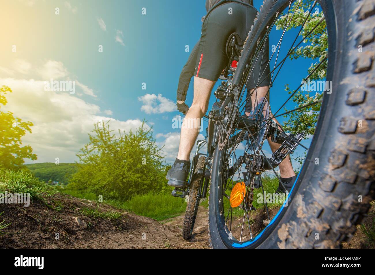 Downhill-Mountainbiketour. Männer auf einem Fahrrad. Sport und Erholung-Thema. Stockfoto