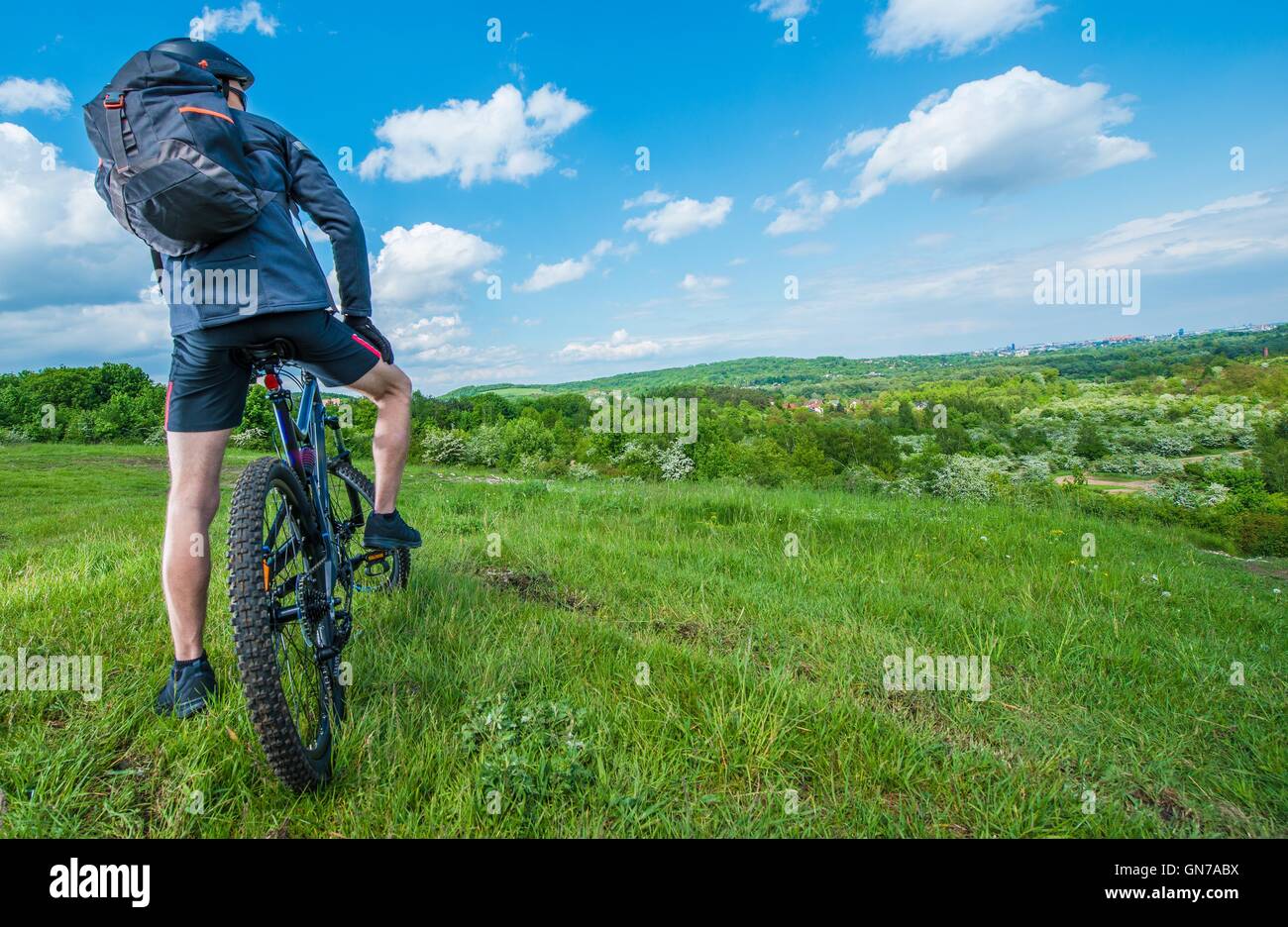 Mountain-Bike-Sommer-Tour. Kaukasische Männer auf Mountainbike. Stockfoto