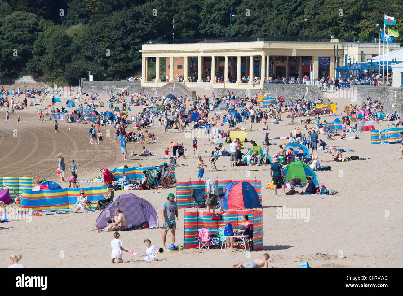 Einem belebten Whitmore Bay traditionellen UK Urlaub Strand auf Barry Island, South Wales. Stockfoto