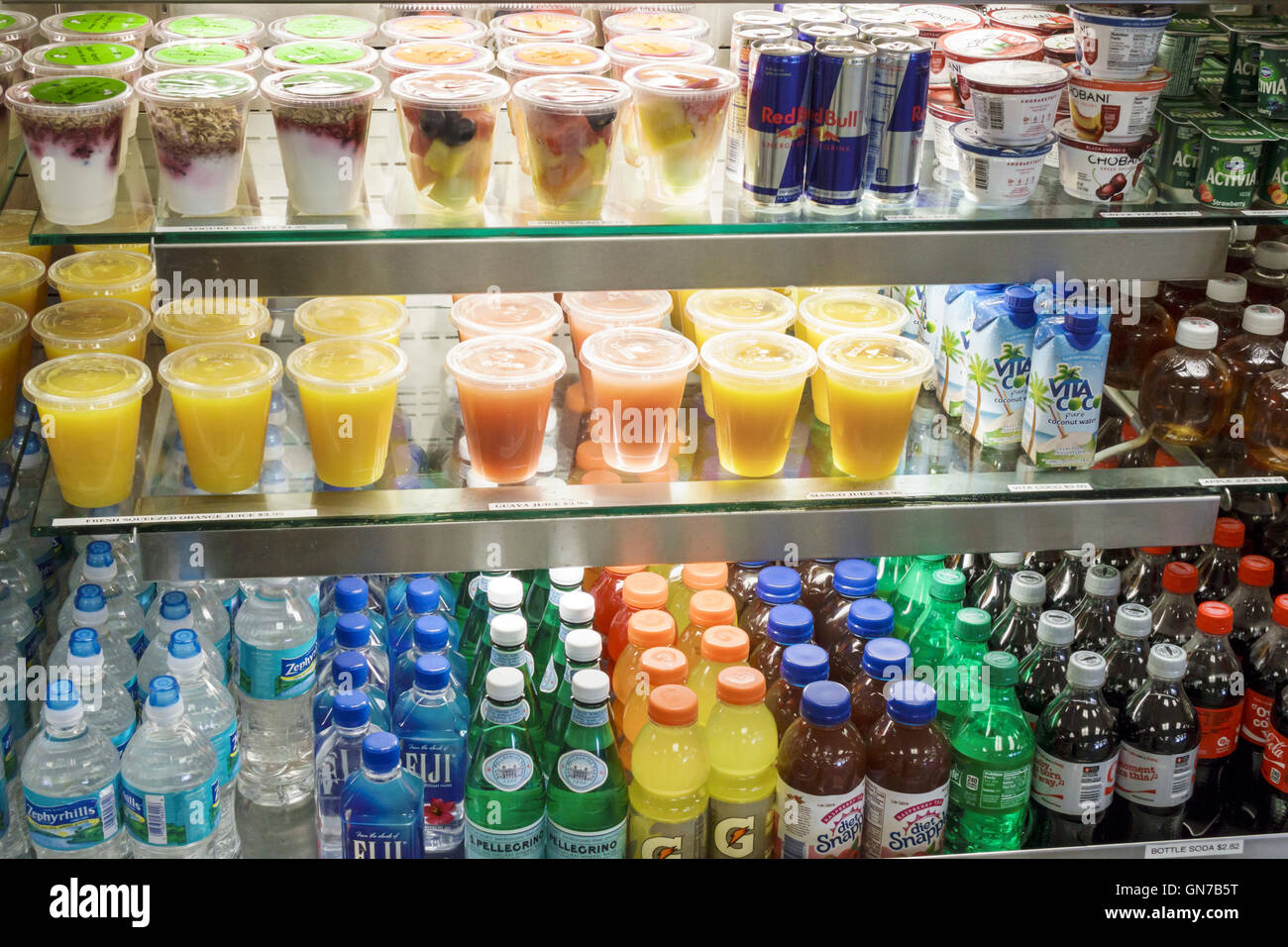 Miami Florida, Miami International Airport, MIA, Luftfahrt, Terminal, Imbissstand, Kühlkoffer, Regal, Saft, Joghurt, Joghurt, Flasche Wasser, alkoholfreies Getränk Stockfoto