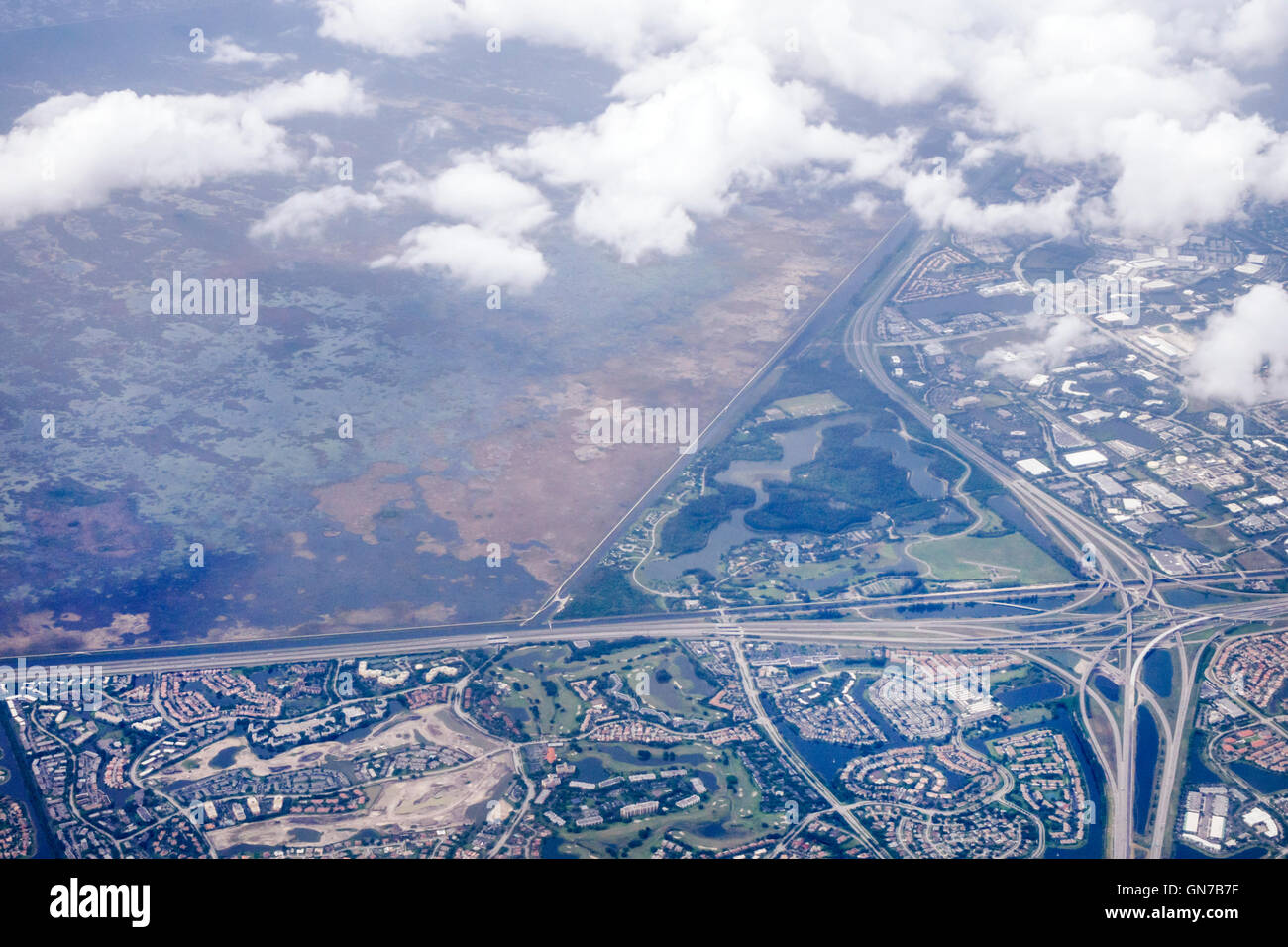 Florida Ft. Lauderdale, Frontier Airline, Flugzeug, im Flug, Luftaufnahme, Wolken, Interstate 75, I-75, Autobahn, Autobahnkreuz, Everglades, FL160714045 Stockfoto